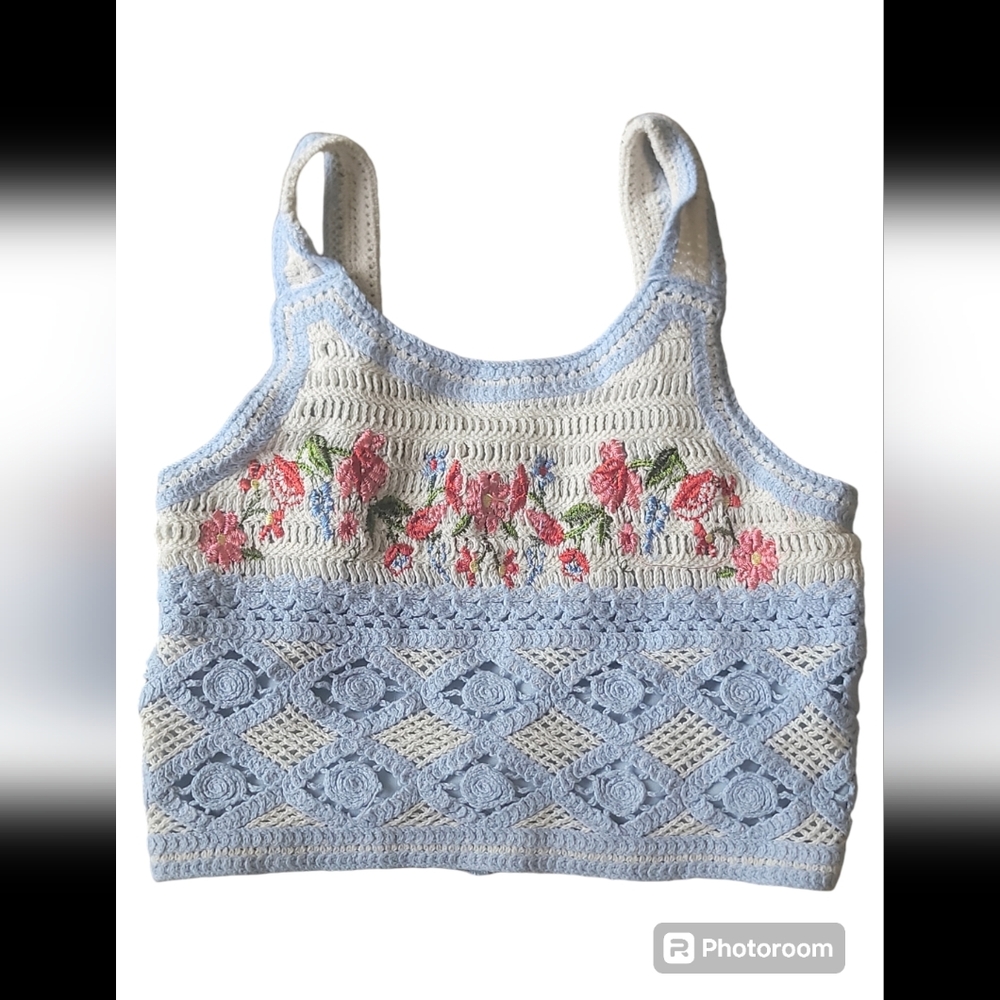 Beautees crocheted floral crop top size S - Picture 4 of 7